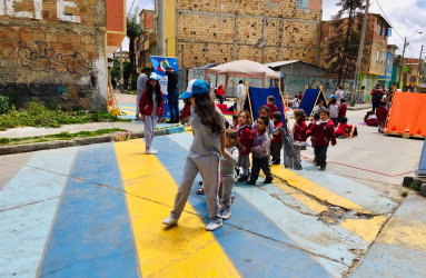 copy_of_a_teen_of_urban95_bogota_leads_school_children_through_a_playstreet_day_streets_are_closed_and_children_are_welcomed_out_for_games_and_toys._photo_taken_by_kali_silverman_2018.jpg